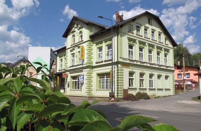 Cosy apartment for 12 people with WIFI, TV, pets allowed and parking