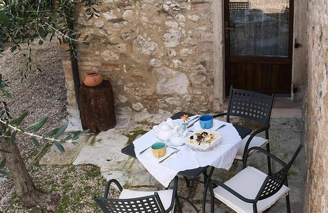 Cosy apartment in villa with A/C, pool, WIFI, TV, patio and panoramic view, close to San Gimignano