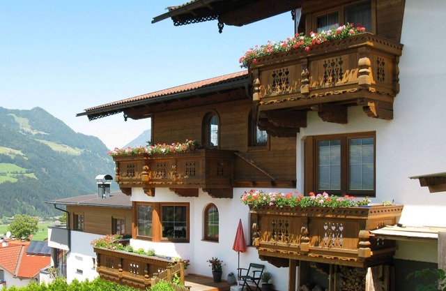 Cosy apartment for 4 people with WIFI, TV, terrace and parking