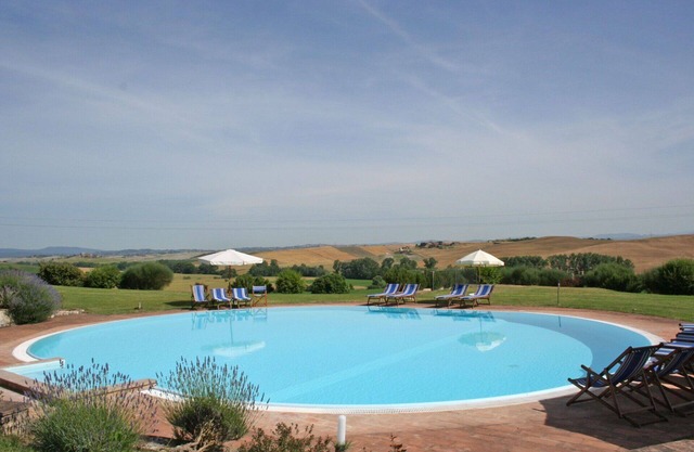 Cosy apartment for 5 people with WIFI, pool and panoramic view, close to Siena