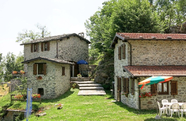 Cosy apartment in villa for 12 people with WIFI, private pool, TV, patio, pets allowed and parking