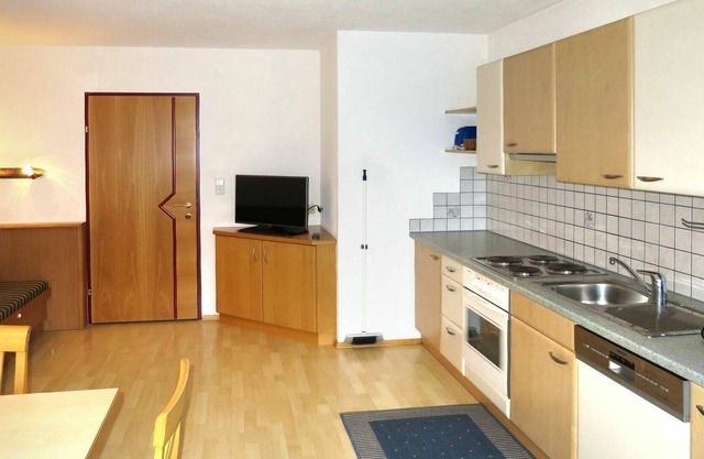 Cosy apartment for 10 people with WIFI, TV, terrace and parking