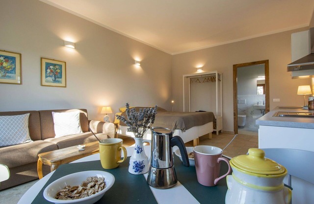 Cosy apartment for 2 guests with WIFI, A/C, pool and pets allowed