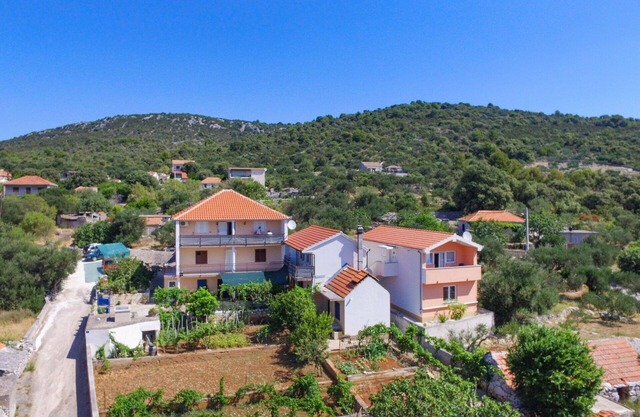 Cosy apartment for 4 guests with WIFI, A/C, TV, balcony and pets allowed