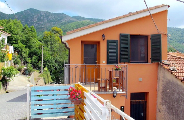 Cosy apartment for 4 guests with WIFI, TV, patio, pets allowed and panoramic view