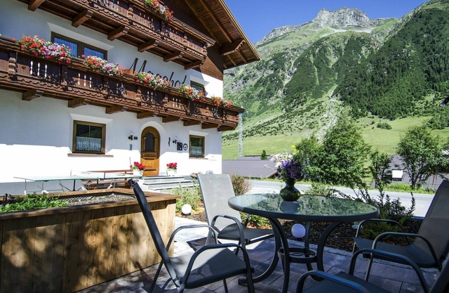 Cosy apartment for 4 guests with WIFI, TV, balcony and parking