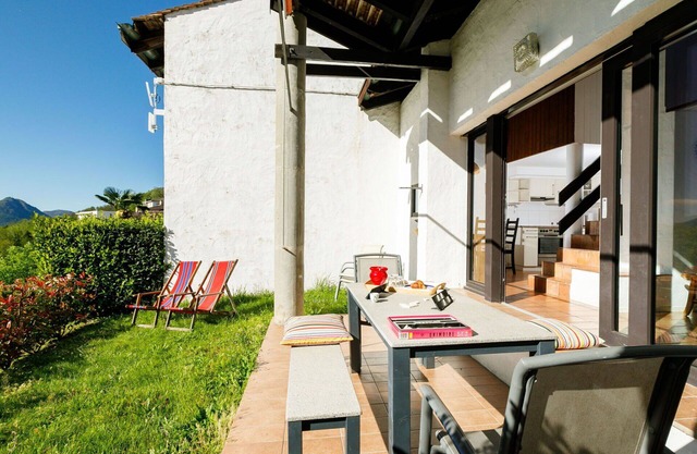 Cosy apartment for 4 people with pool, WIFI, TV, patio, pets allowed and panoramic view
