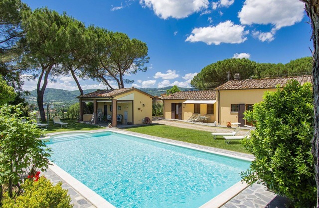 Cosy apartment for 4 people with pool, WIFI, TV, terrace and pets allowed