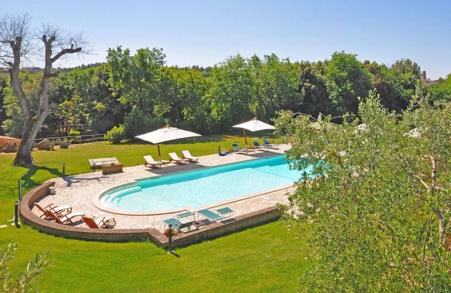 Cosy apartment for 4 people with pool, TV and parking