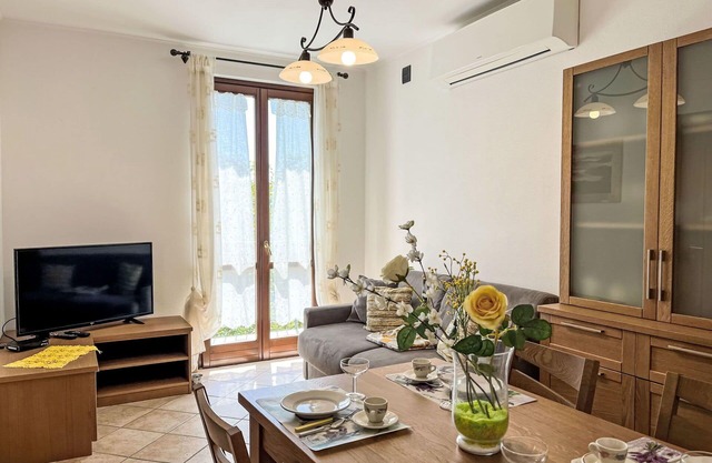 Cosy apartment for 5 guests with WIFI, TV, patio, pets allowed, panoramic view and parking