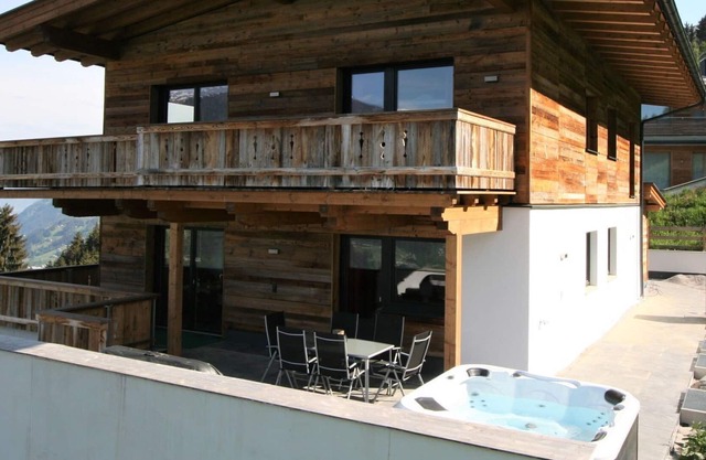 Cosy apartment for 6 people with WIFI, TV, terrace and parking