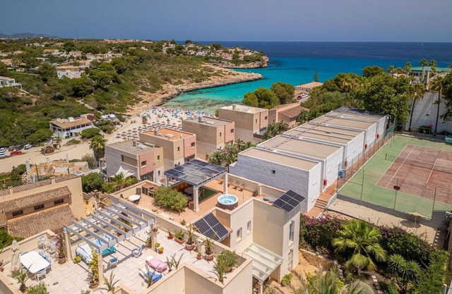Cosy apartment for 6 people with hot tub, pool, A/C, TV and terrace