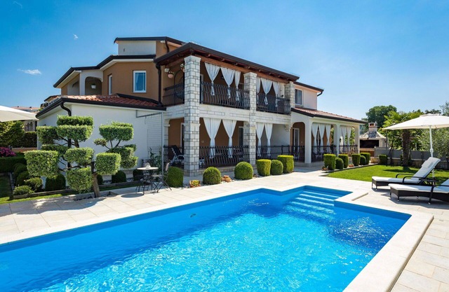 Cosy apartment for 6 people with pool, WIFI, A/C, TV, terrace, pets allowed and parking