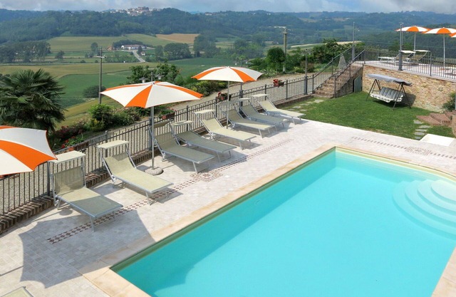 Cosy apartment for 4 people with WIFI, pool, A/C, TV, patio and pets allowed