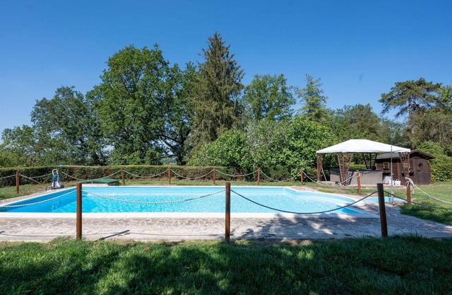 Cosy apartment in villa for 4 guests with WIFI, pool, terrace, pets allowed and parking