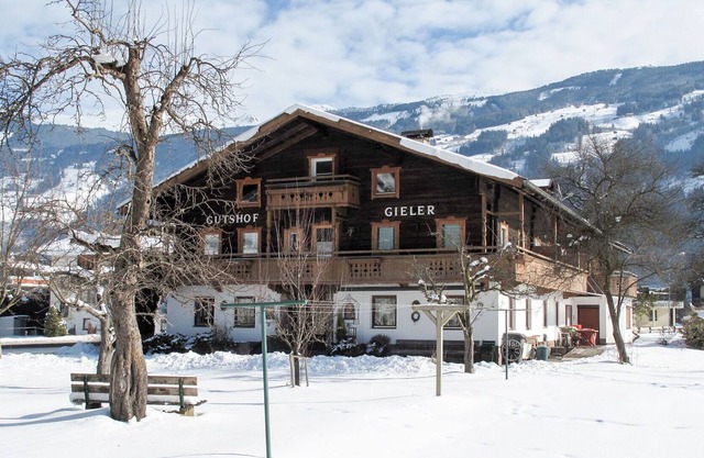 Cosy apartment in villa for 5 guests with WIFI, TV, terrace, pets allowed and parking