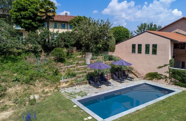 Cosy apartment in villa for 3 guests with pool, terrace, pets allowed and parking