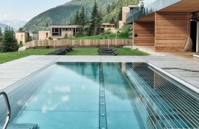 Cosy apartment in villa for 8 people with pool, WIFI, TV, terrace, pets allowed and parking