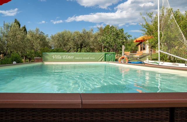 Cosy apartment in villa for 5 guests with WIFI, pool, TV, terrace, pets allowed and parking