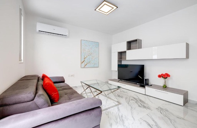 Cosy Apartment steps to St George's Bay