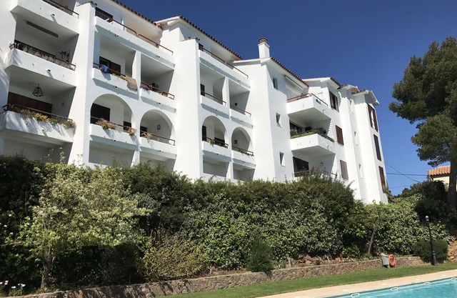 Cosy apartment with large pool and a marvellous view to the sea