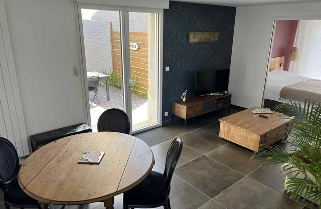 Cosy apartment with terrace, garden and parking, 15 km from Lyon