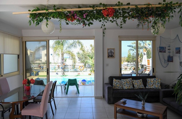Cosy beach retreat,with a private pool; 5 minute walk to Kapparis sandy beach