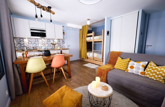 Cosy chalet studio nestled among the fir trees, 70 m from the slopes