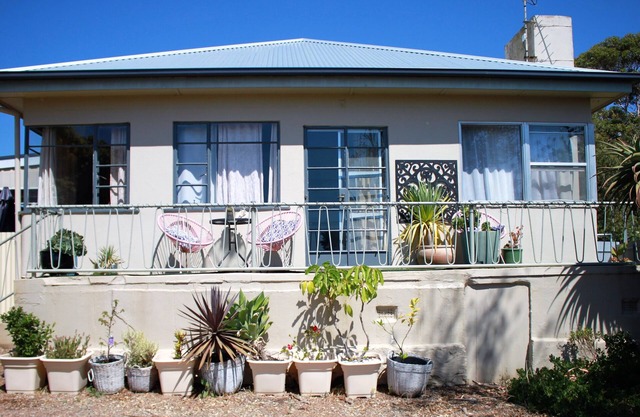 Cosy & cheerful three bedroom cottage with sea views & wifi - pets welcome!