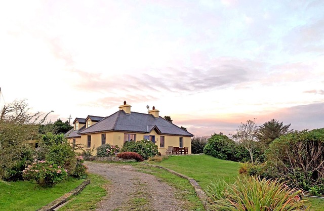 Cosy cottage 5 min drive from Roundstone