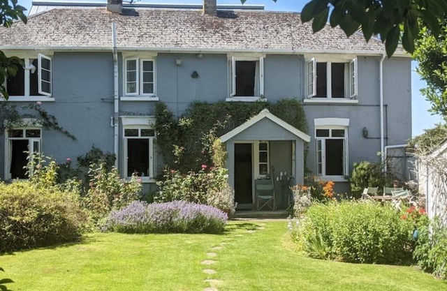 Cosy Cottage by the Sea (1x BIG Master Double Bedroom)