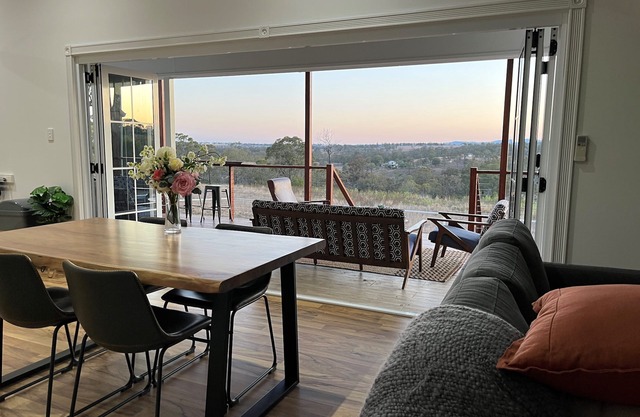 Cosy Country Cottage - Bunya Views - Dog Friendly