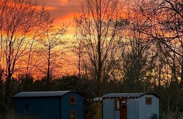 Cosy en suite shepherd hut on the grounds of Historic building Samlesbury Hall
