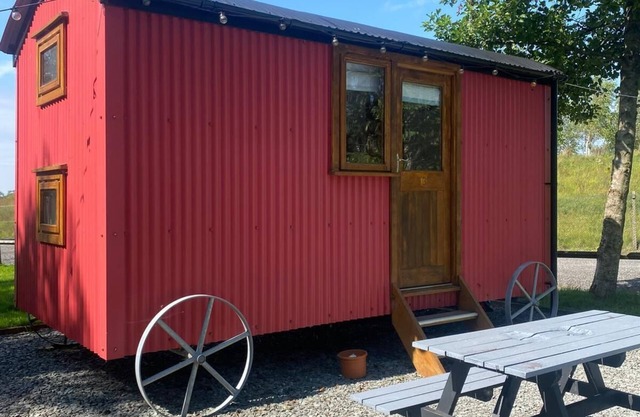 Cosy en suite shepherd hut on the grounds of Historic building Samlesbury Hall