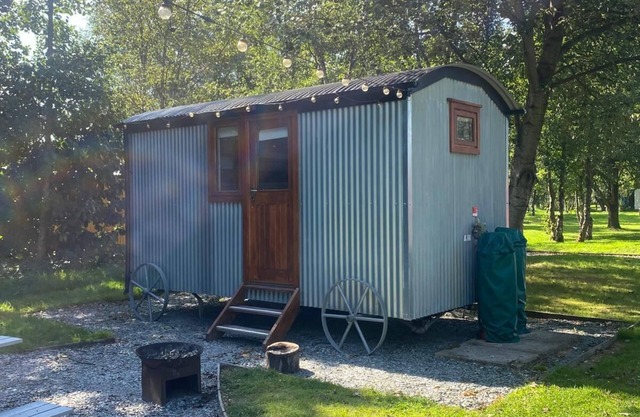 Cosy en suite shepherd hut on the grounds of Historic building Samlesbury Hall