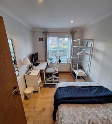 Cosy Gated Room with Free Secure Parking Private Bathroom