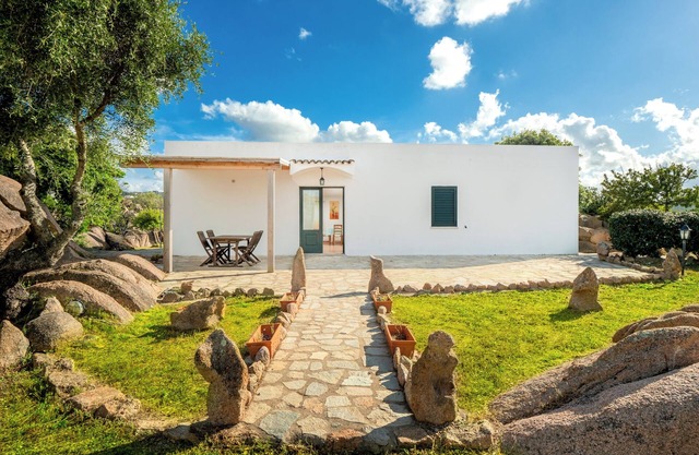 Cosy House in Cannigione with Terrace, Mountain Views