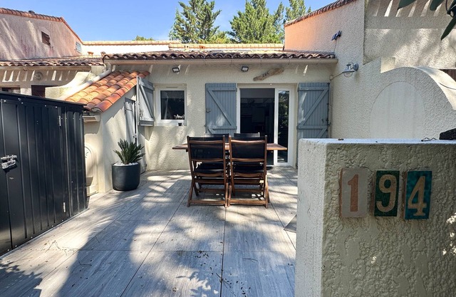 Cosy House Near Beach - 2 BR, Private Terrace, WiFi, Parking, Pet-Friendly, Sleeps 4