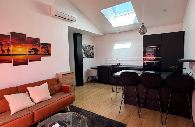 Cosy house, residential area, garden and barbecue 20 minutes from Bordeaux.
