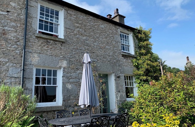 Cosy Lakeland Cottage with jacuzzi bath, log fires and a 4 poster bed.