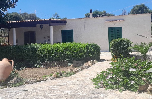 Cosy Mediterranean cottage in the countryside, only 4 kl from town center