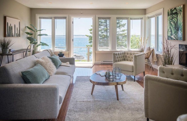 Cosy Oceanfront Cottage - Hot Tub and Sauna