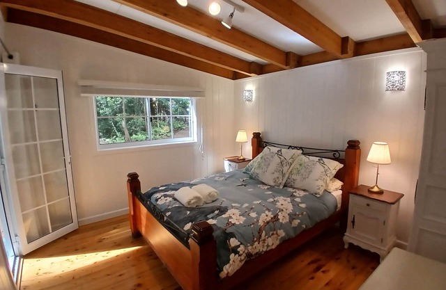 Cosy Romantic Rainforest Luxury Cottage in Springbrook-waterfalls, fireplace