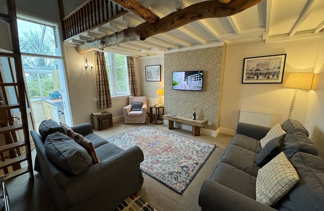 Cosy self catering apartment in large Victorian Residence