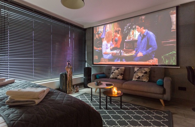 Cosy Studio Apt with AirCon and Balcony. Projector with huge screen.City Center