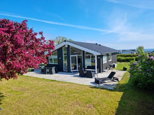 Cosy Summerhouse Near The Waterfront