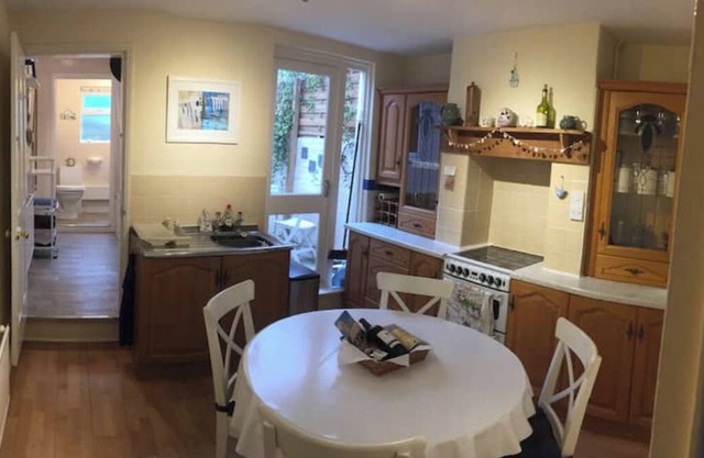 Cosy Victorian artisan’s cottage, close to the town and harbour in Cowes