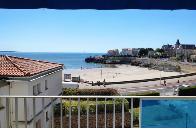Cosy, waterfront apartment on the Pigeonnier beach