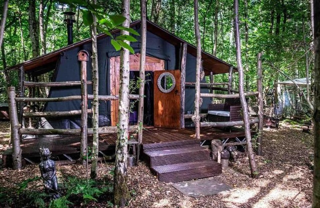Cosy woodland Romantic retreat With log fires and nature