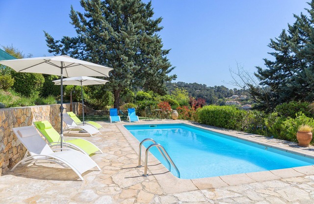 Cote d'Azur; air-conditioned villa with pool, superb view on 2000sqm property